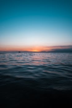 泰国宁静的海面上，日出色彩丰富，海浪温柔，捕捉了这份平静之美