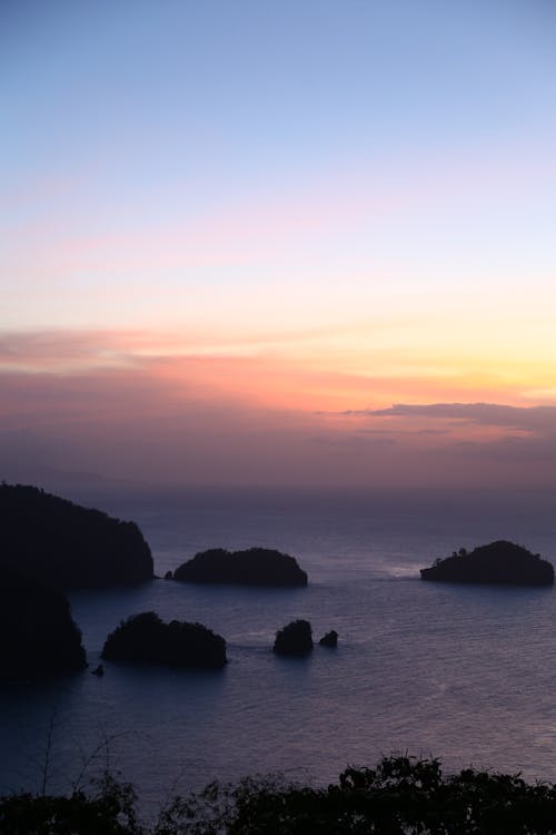 Силуэт фото островов во время золотого часа