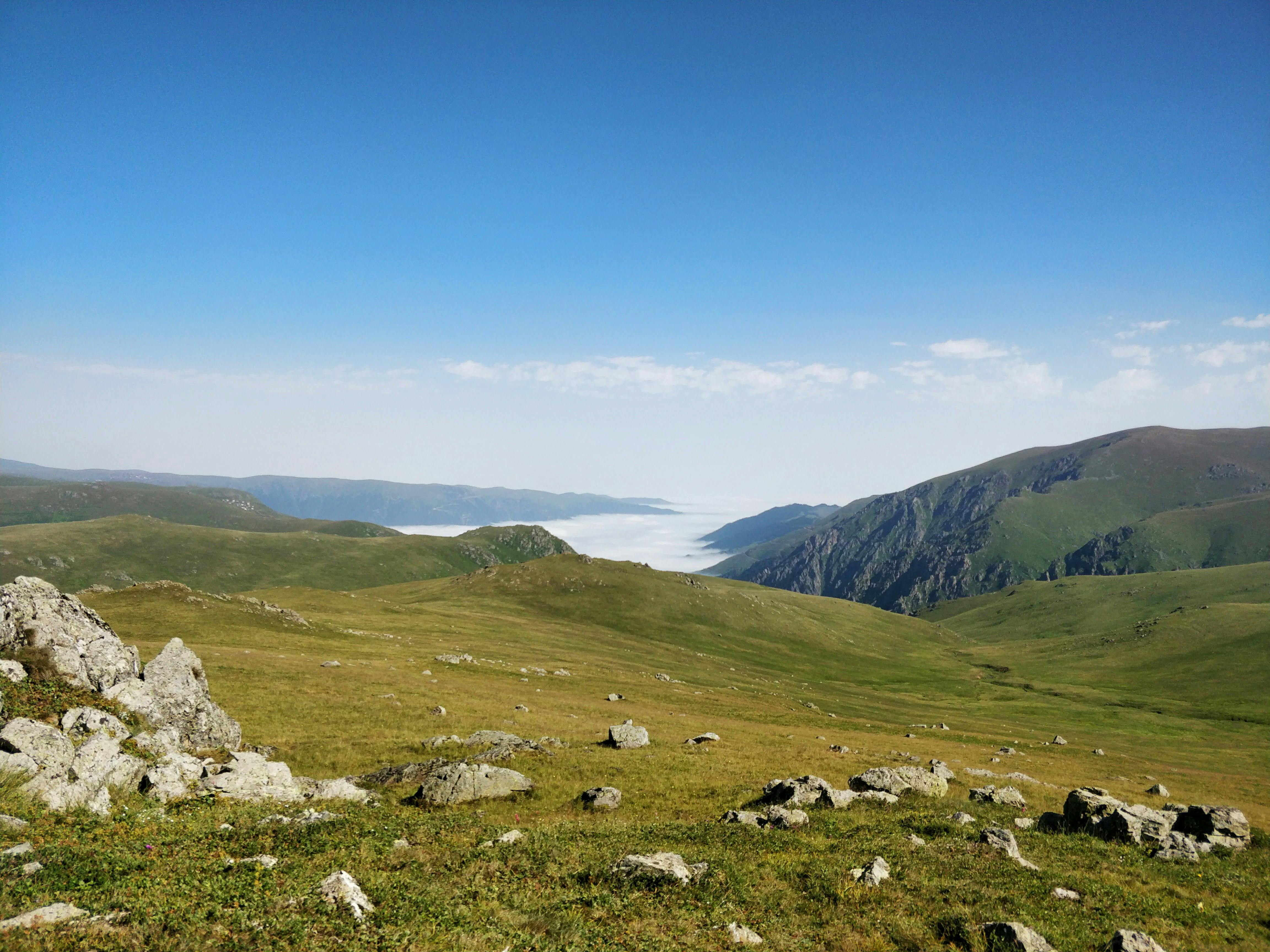 蔚蓝的天空下，土耳其的山脉和山谷景色壮丽
