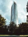德国波恩一座引人注目的现代摩天大楼，在多云的天空映衬下格外醒目