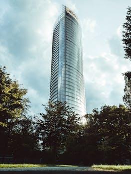 德国波恩一座引人注目的现代摩天大楼，在多云的天空映衬下格外醒目