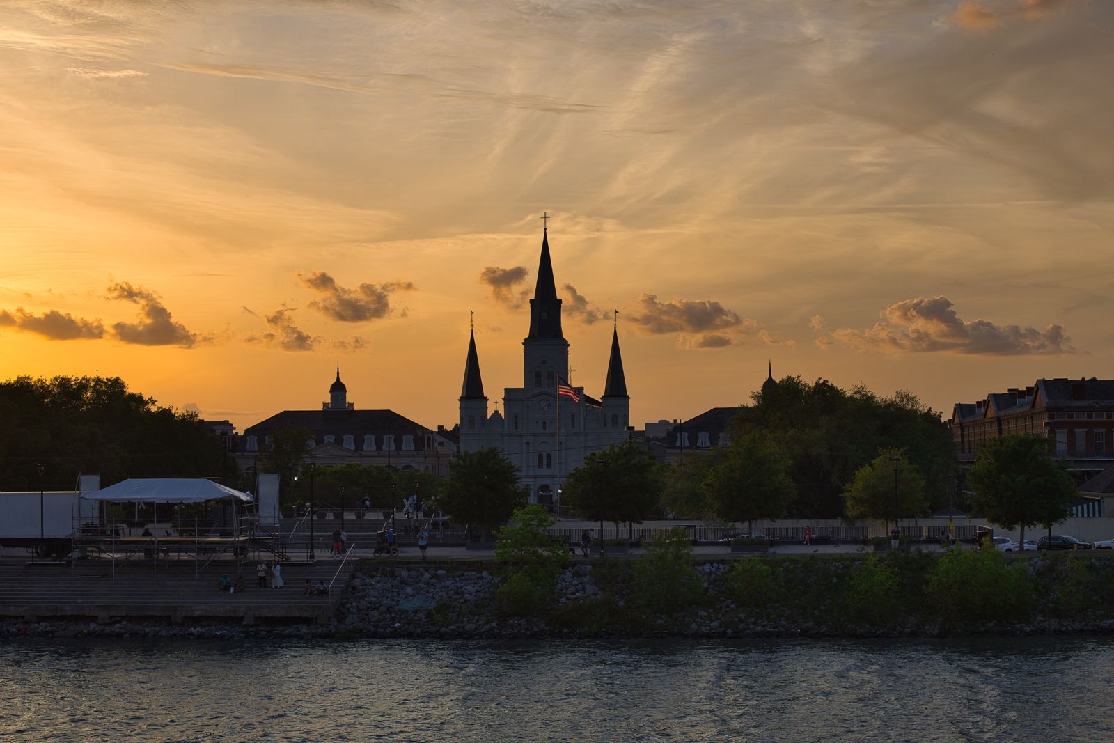 The riverfront promenade nearby makes a pleasant stretch to walk off a morning of exhibits.