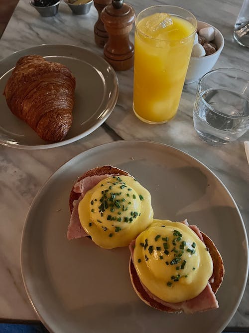 Gratis arkivbilde med appelsinjuice, bacon, brød