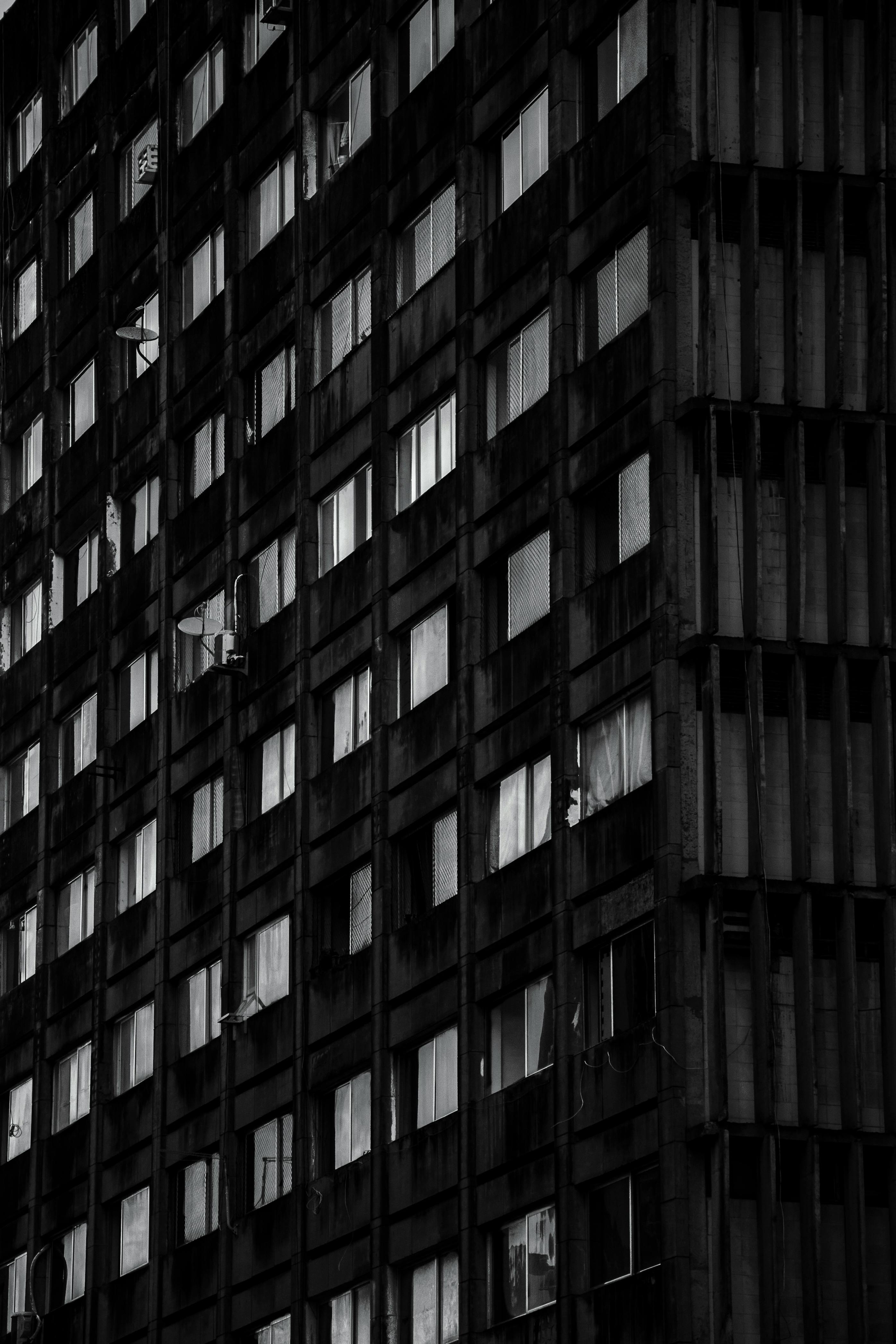 Block of Flats in Black and White · Free Stock Photo