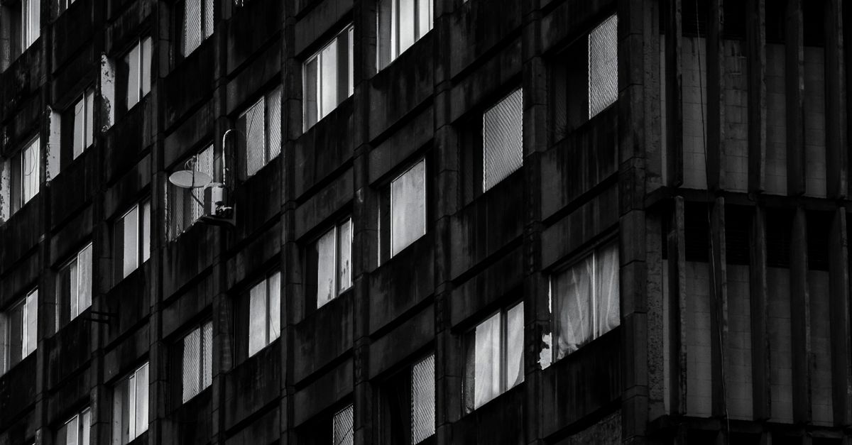 Block of Flats in Black and White · Free Stock Photo
