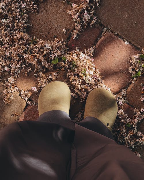 Бесплатное стоковое фото с boots, flowers, foot
