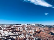 布莱斯峡谷白雪皑皑的景色，在晴朗的蓝天下令人惊叹，尽显大自然的艺术性