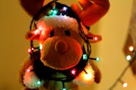 特写：装饰着彩色圣诞灯的毛绒驯鹿玩具