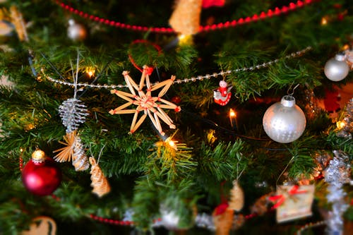 Gratis Primo Piano Della Decorazione Di Natale Che Appende Sull'albero Foto a disposizione