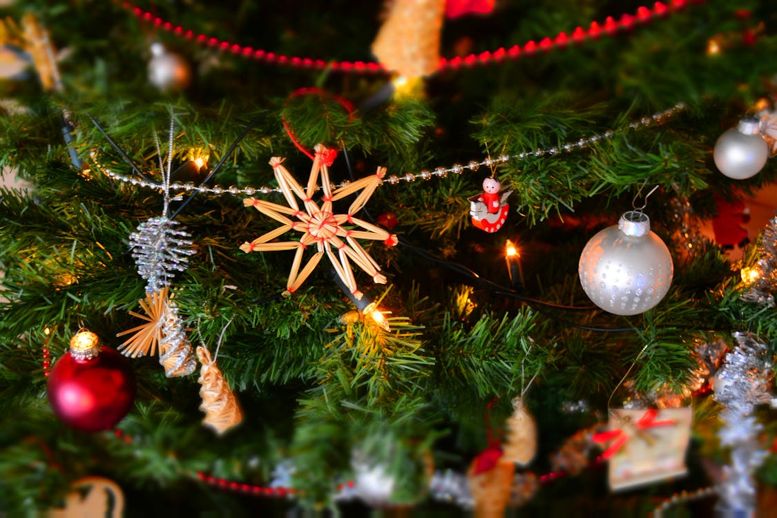 Primo Piano Della Decorazione Di Natale Che Appende Sull'albero