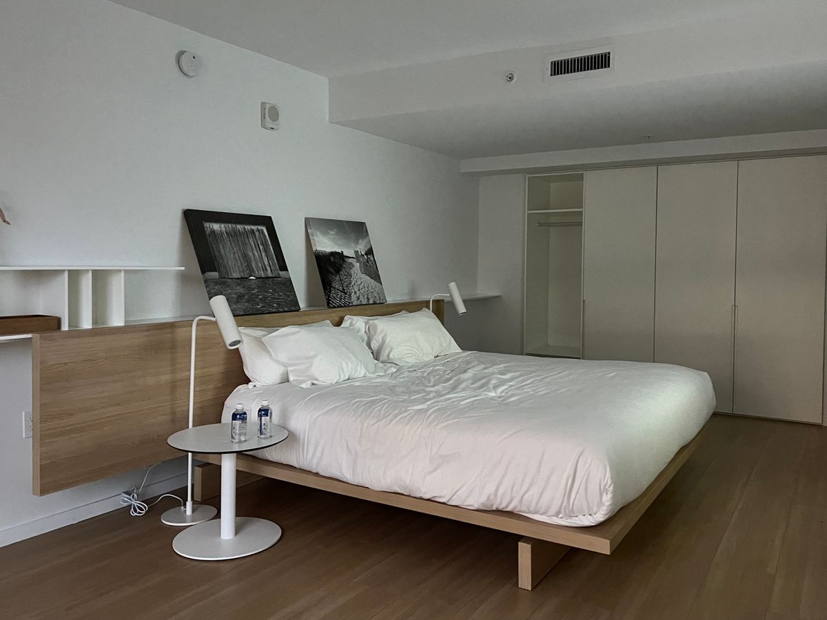 Tam kadraj modern otel odası ve çift kişilik yatak
