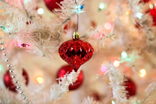 木にぶら下がっているクリスマスの装飾のクローズアップ