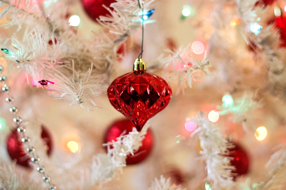 圣诞装饰挂在树上的特写镜头