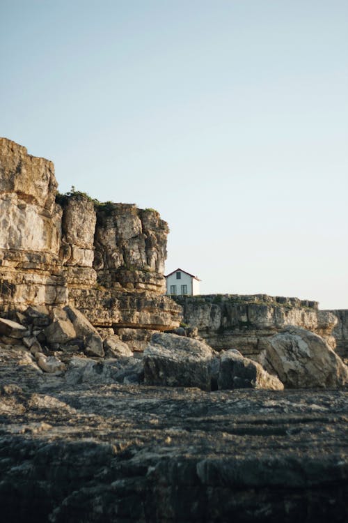 Foto profissional grátis de abismo, beira-mar, casa branca