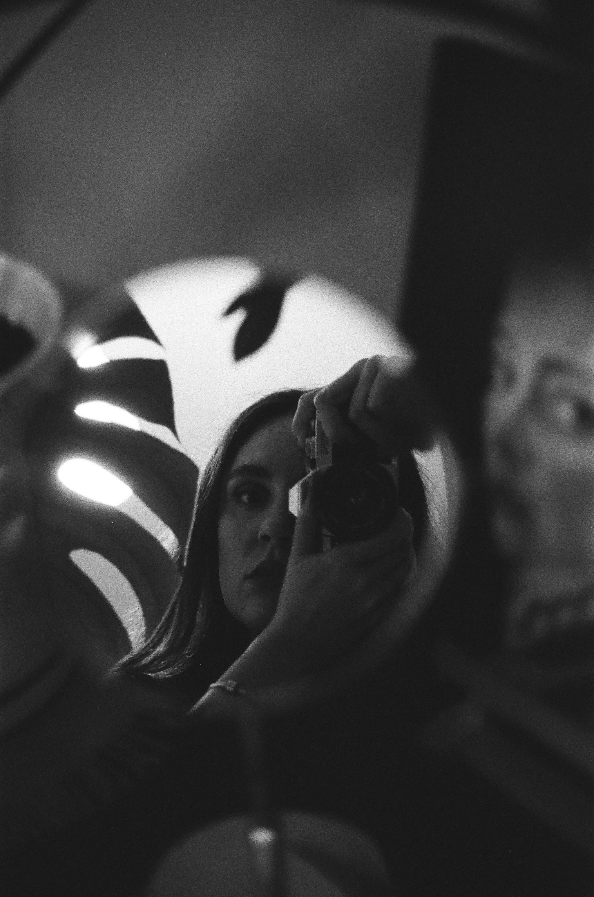 bezplatná Základová fotografie zdarma na téma autoportrét, černobílý, emoce Základová fotografie