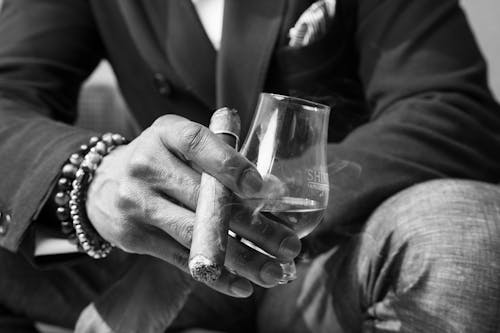 Darmowe zdjęcie z galerii z cygaro, dżentelmen, szkło whisky