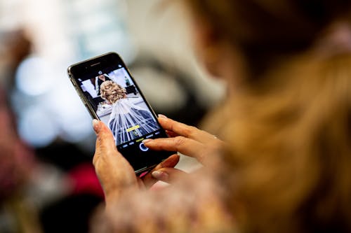 Fotobanka s bezplatnými fotkami na tému bezdrôtový, človek, dievča