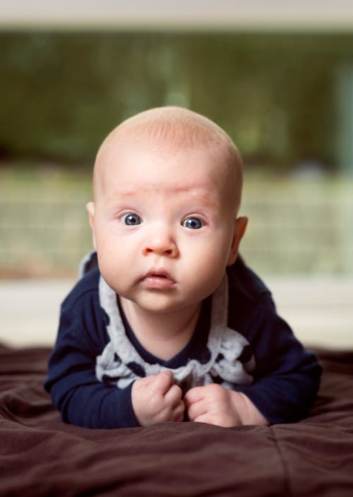 無料 茶色のテキスタイルのクローズアップ写真の赤ちゃん 写真素材