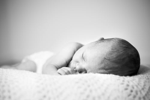 婴儿睡觉的灰度照片