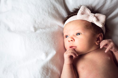 Ücretsiz Yay Vurgulu Beyaz Kumaş Kafa Bandı Giyen Bebek Stok Fotoğraflar