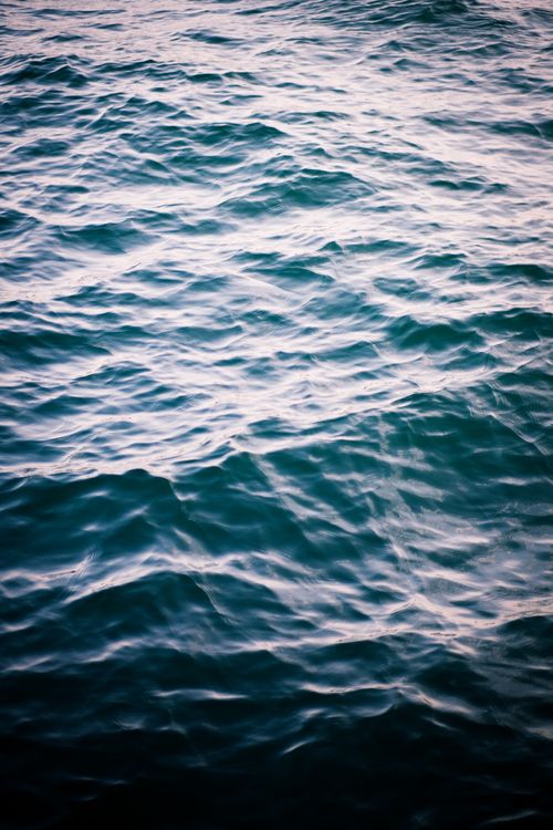 Free Captivating ocean waves under soft natural light, perfect for zen-inspired designs. Stock Photo