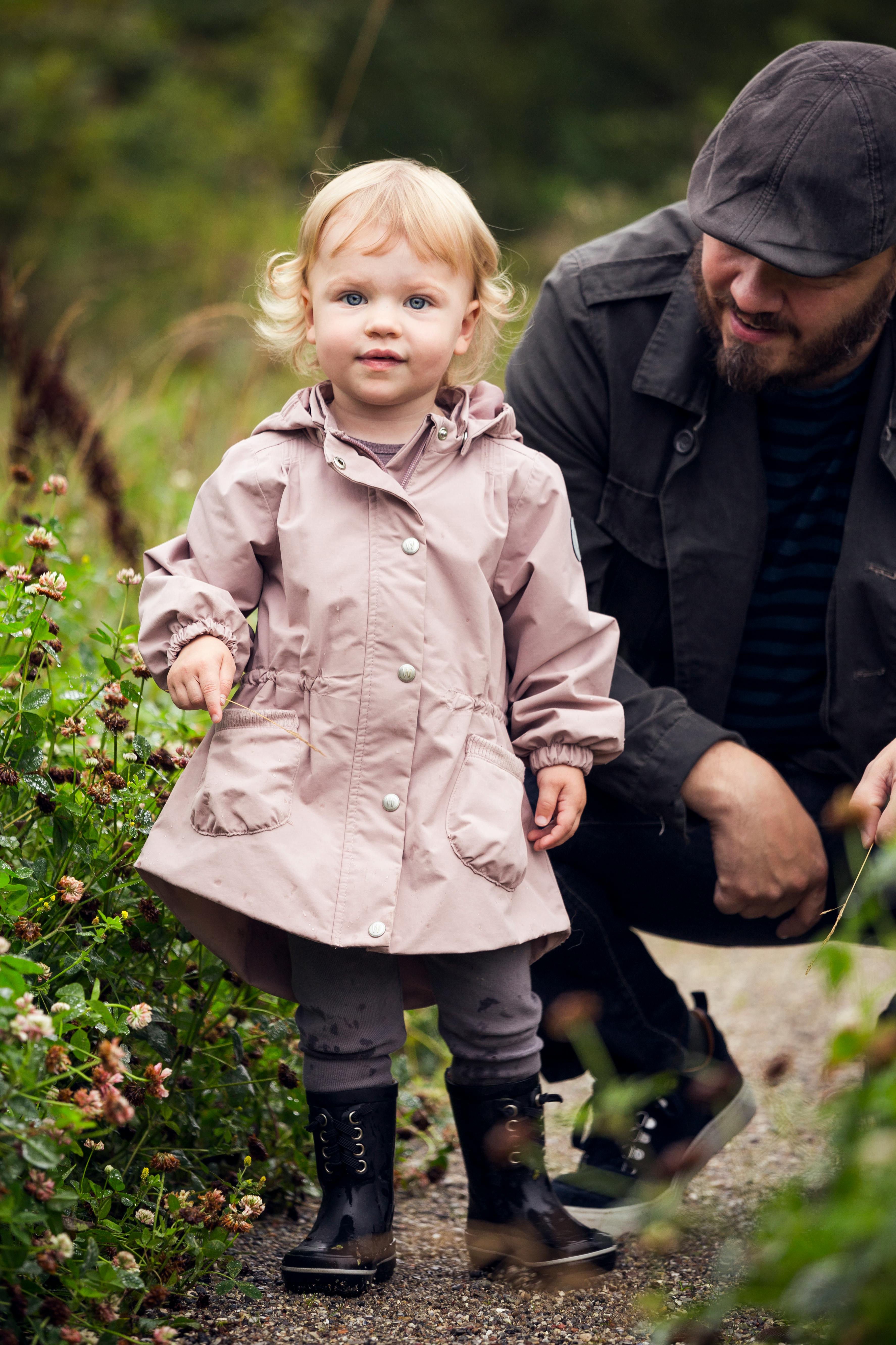 How do you know a man is falling in love with you?