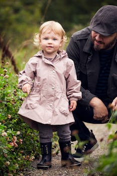 一位父亲和他的孩子在秋天里，漫步于郁郁葱葱的公园