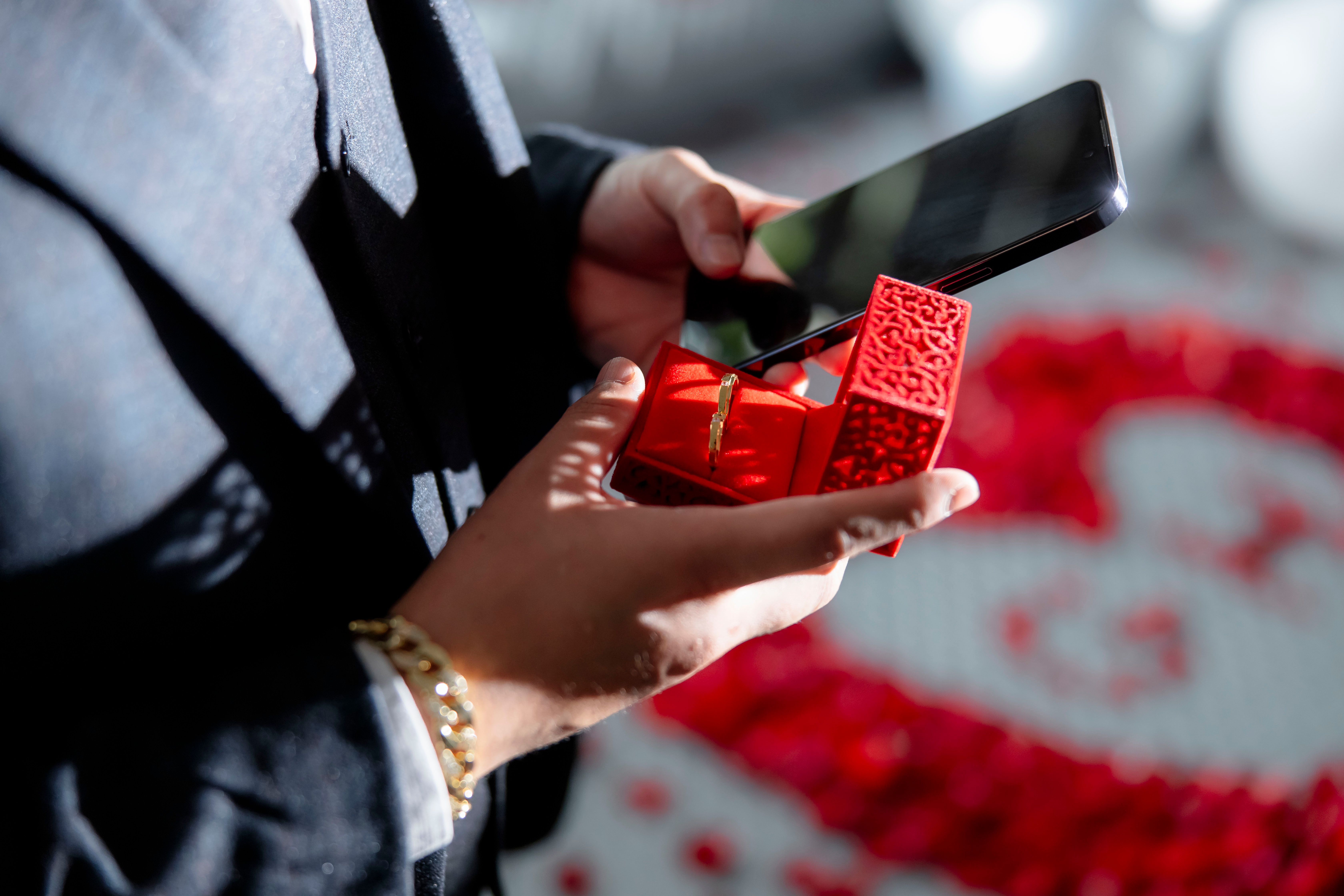 AR virtual try-on for engagement rings on a smartphone - Jewelry website development company