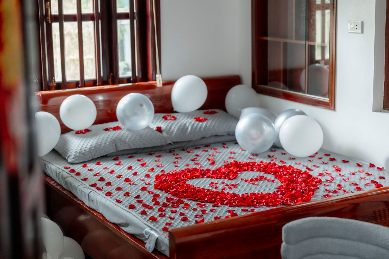 romantic heart balloon decoration in Noida