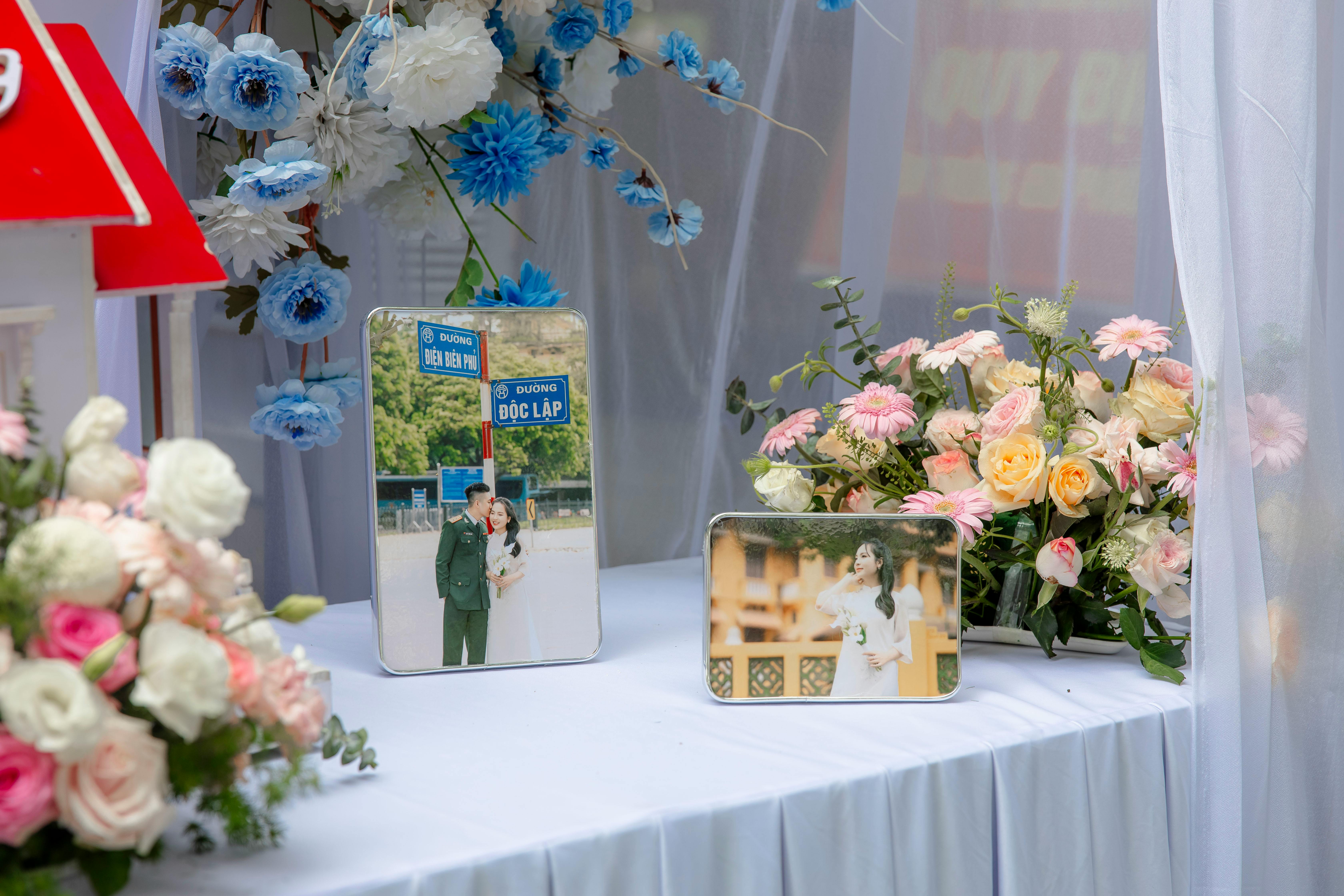 Charming wedding decor featuring elegant floral arrangements and framed photos adding a personal touch.