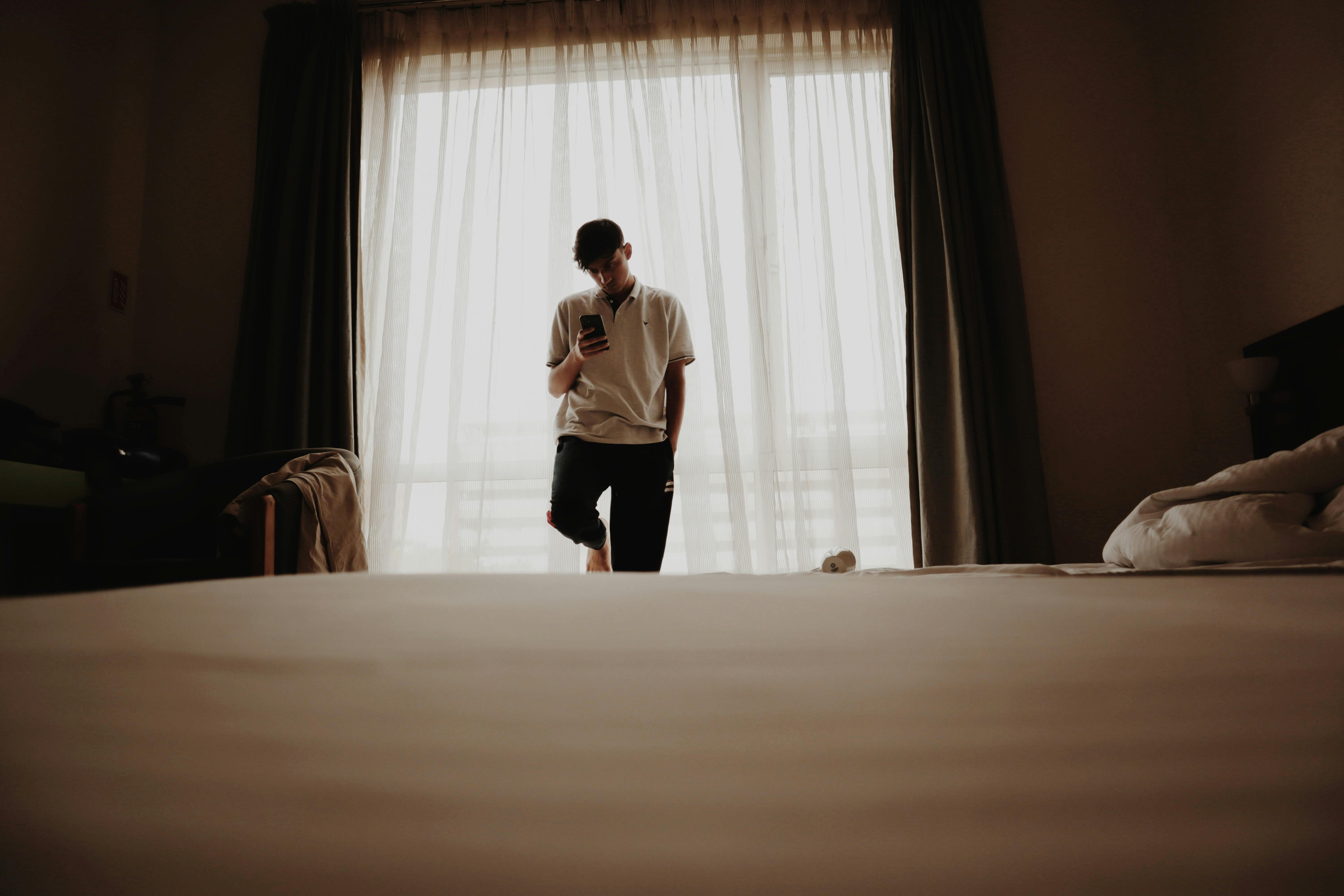Marriott Projects Weak Room Revenue Growth On Sluggish US Budget Travel Demand — Photo by Shivansh  Sharma on Pexels