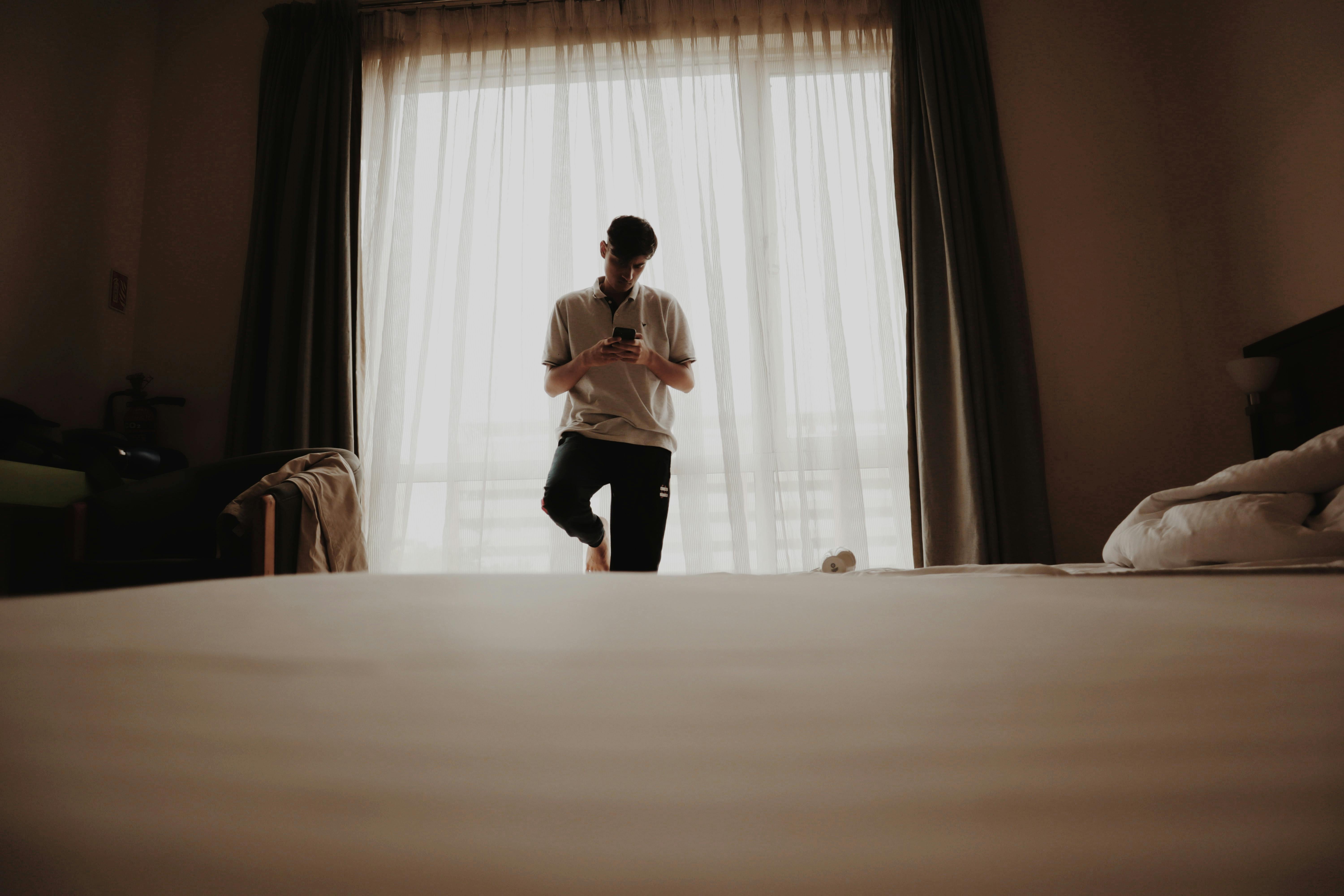 Hilton Forecasts 2026 Room Revenue Growth Below Expectations As Budget Travel Softens — Photo by Shivansh  Sharma on Pexels