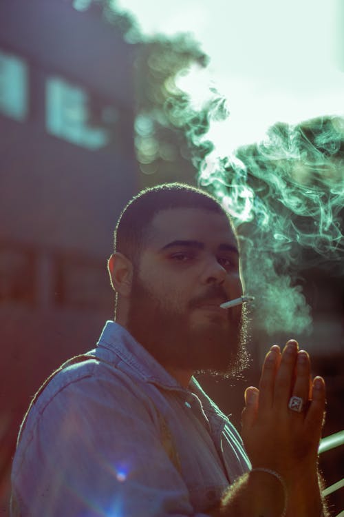 무료 블루 칼라 셔츠 퍼핑 담배 남자 스톡 사진