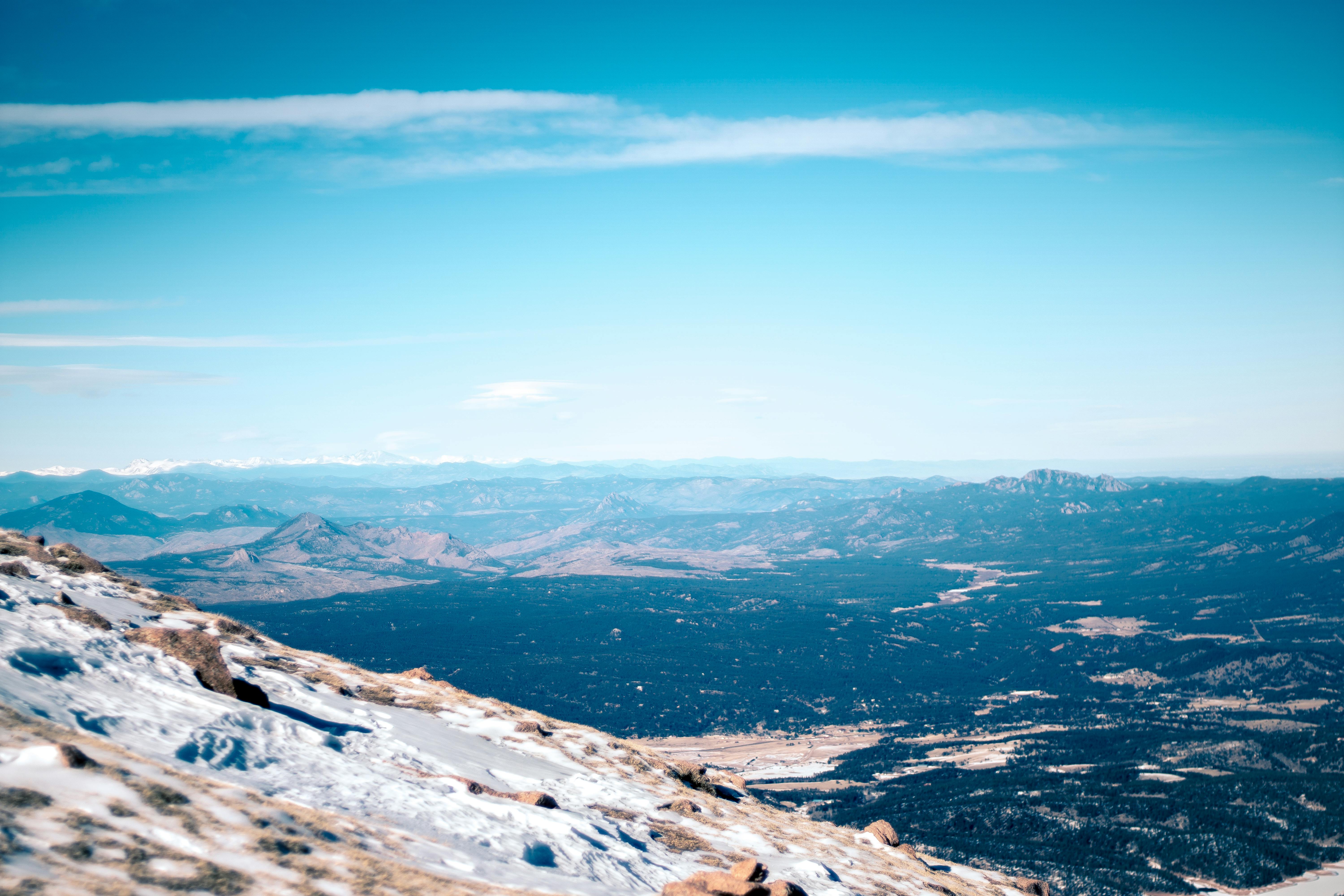 雪帽下，科罗拉多山脉的全景与一片澄澈的蓝天交相辉映，令人惊叹