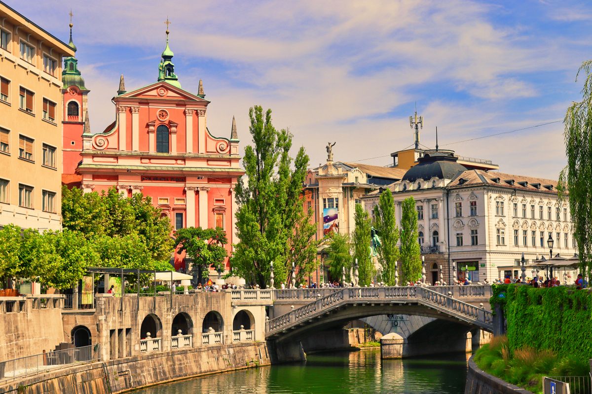 La chiesa francescana rosa e il Triplo Ponte di Plecnik sul fiume Ljubljanica a Lubiana