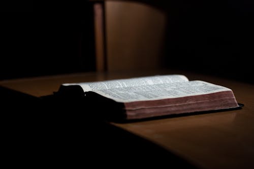 Gratis arkivbilde med bibel, bok, bord