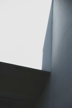 极简主义建筑的细节展现了室内光影的互动