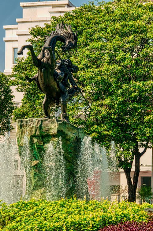 Статуя человека верхом на лошади