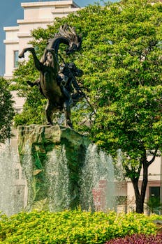 在雅加达郁郁葱葱的环境中，矗立着一座带有喷泉的雄伟马术雕像