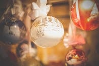 室内悬挂的圣诞装饰品与节日装饰品的美丽特写