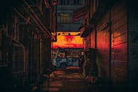 香港的小巷里，夜晚霓虹灯标志与小巴充满活力