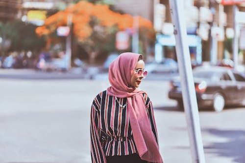 Vrouw In Roze Sjaal