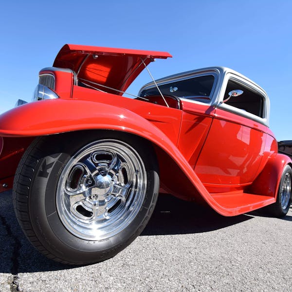 Alianzas de boda sobre encaje blanco
