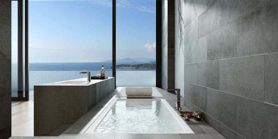 Luxuoso banheiro minimalista com vista para o oceano em Bodrum, Turquia, ideal para relaxamento e bem-estar.