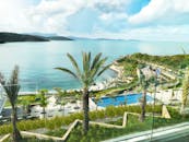 博德鲁姆度假村的海景，展示棕榈树和轻松的氛围