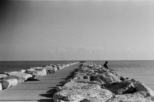 Základová fotografie zdarma na téma černobílý, kameny, moře