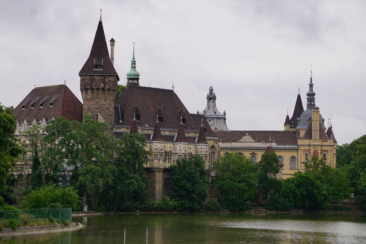 Castelul Vajdahunyad oglindit în lacul din parcul Városliget