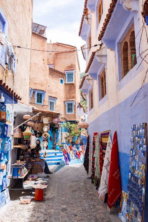 A narrow alley with blue and white buildings