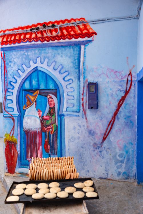 Free Vibrant street mural showcasing traditional bread in a historic urban setting. Stock Photo