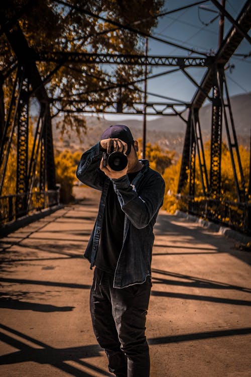 Homme Debout Sur Le Pont Tenant La Caméra